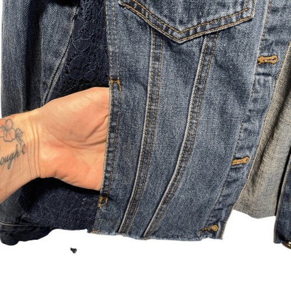 Free People Cropped Denim Jacket Lace Inset Raw Hem Medium - Picture 8 of 12